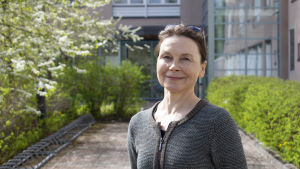 Specialforskaren Marja Knuuttila vid Naturresursinstitutet uppmuntrar till att fundera vidare på hur man kunde producera mat helt och hållet utan importmaterial. Luonnonvarakeskuksen erikoistutkija Marja Knuuttila