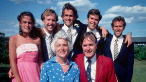 Teksasilaistuneen George H. W. Bushin perhe ryhmäkuvassa, tässä suvun kotiseudulla Connecticutissa. George H. W. ja Barbara Bush lapsineen perhepotretissa. Takaoikealla tuleva presidentti George W. Bush.