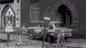 Auto kurvaa jalkakäytävälle katutöiden vuoksi (1964).