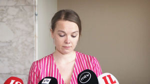 Kulmuni avgick efter att det hade framkommit att ministerierna hade betalat närmare 50 000 euro till ett konsultbolag. Katri Kulmuni står vid mikrofoner, läser från ett papper.