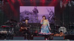 Anna Näkkäläjärvi-Länsman uppträder på Ijahis Idja-festivalen. Anna Näkkälä-Länsman jojkar