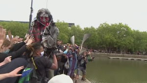 Slavhandlaren slängs strax ner i floden Slavhandlarstaty slängs i floden i Bristol 7.6.2020