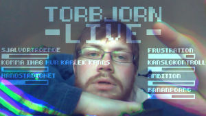 Den interaktiva spelföreställningen Torbjörn Live hämtade inspiration ur åttiotalets videospel. En ung man med en trött min ligger på magen med ansiktet nära kameran. På bilden finns text skriven i breda pixlar.