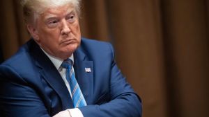 Vita huset dementerar att rapporterna skulle ha nått USA:s president Donald Trump. Presidentti Donald Trump seisomassa neuvotteluhuoneessa Valkoisessa talossa.
