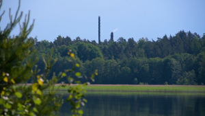 Olika belastningar från industrier regleras relativt bra, i och med att vattenreningsverken i dagens läge är effektiva. En bild på vatten med två skorstenar i bakgrunden