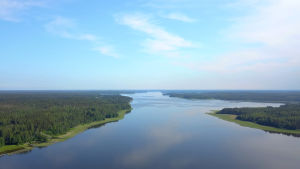 Pojoviken klassas som Finlands enda fjord. Det här beror på vikens djup som är upp till 40 meter vid de djupaste ställen. En drönarbild på pojoviken vid Ekenäs.