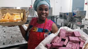 Valmiita saippuoita Edem Agbekey-Taylorin tehtaalta. Helsinkiläinen yrittäjä Edem Agbekey-Taylor