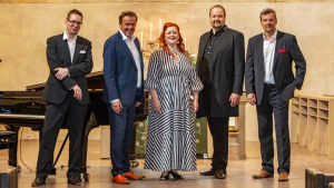 Neljä oopperalaulajaa ja pianisti Lohjan kirkossa kesäkuussa 2020.