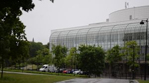 Från Finlands nationalopera ser man den vackra utsikten vid Tölöviken. Här ska Nanny Hedberg dansa i höst. Finlands nationalopera i sommarregn.