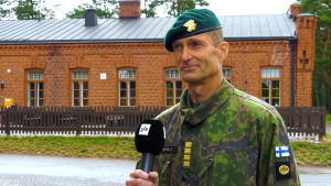 Brigadkommendör Arvi Tavaila säger att det kan vara positivt med lite svalare väder. Brigadkommendören Arvi Tavaila vid Nylands brigad