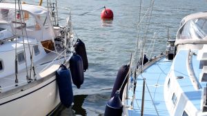 Att ha inbrott på sin båt kan kännas både obehagligt och irriterande. Två segelbåtar i en gästhamn.