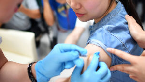 HPV-vaccinet är mest effektivt om man vaccineras innan man blivit sexuellt aktiv. En pojke vaccineras.