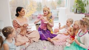 Milja (oik.) ja Maria työskentelevät lastenjuhlien satuprinsessoina. Lastensynttäreillä prinsessaksi pukeutunut Milja Korpela opettaa teen juontia.