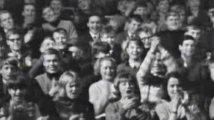 Twistkonsertin yleisöä. Twistkonsertin yleisöä Linnanmäen Peacock-teatterissa vuonna 1964.