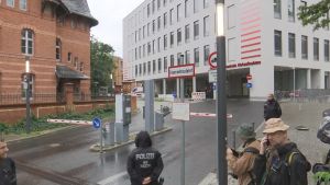 I väntan på att ambulansen med Navalnyj ska anlända till sjukhuset i Berlin aleksej Navalnyj
