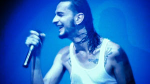 Dave Gahan lavalla sinisessä valossa. Kuva Depeche Moden Devotional-kiertueelta 1993.