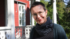 Christina Staffans 1800-luvulla rakennetun Strömsön huvilan edessä Vaasassa. Christina Staffans projektledare för programmet Strömsö.