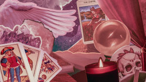 Elin lägger tarotkort med hjälp av sin dator. "Många tror att man har att göra med det mörka, men det är inte sant. Att spå är ljusarbete" säger Elin. Ett kollage av tarotkort, ljus och änglavingar.