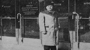 Mustavalkoinen kuva Ruben Oskar Auervaarasta oven edessä.