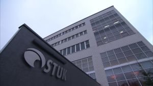 Strålsäkerhetscentralen har 260 mätstationer runt om i landet. Arkivbild. Strålsäkerhetscentralens gråa byggnad i Helsingfors.