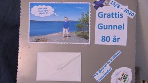 Gunnel Pero firade nyligen sin 80-års dag. Ett födelsedagskort med texten "Grattis Gunnel 80 år" och "Vi är glada att du är tillbaka i fosterlandet".