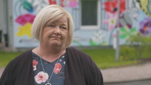 Johanna Nyström vd för Aspa Service säger att det var lätt att införa besöksförbud efter att regeringen gav besked om det i mitten av mars. Johanna Nyström leder Aspa Service, här står hon utanför boendet Stjärnhem.