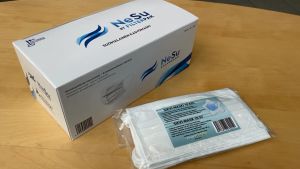 Keskos affärer säljer inhemska Filterpaks andningsskydd. Ett paket munskydd på ett bord.