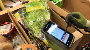 Tidigare togs beställningar emot manuellt - nu är allt digitaliserat. Kämmentietokone ja elintarvikkeita