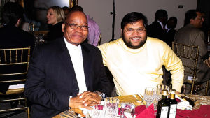Etelä-Afrikan ANC-puolueen poliitikko, vuosina 2009 - 2018 presidenttinä toiminut Jacob Zuma (vas.) ja liikemies Ajay Gupta. Intiasta saapuneet Guptan bisnesveljekset onnistuivat soluttautumaan syvälle Etelä-Afrikan valtioon.
