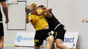 Tallinns Mikk Pinnonen försöker sig på att anfall men stoppas. Mikk Pinnonen i närkamp.