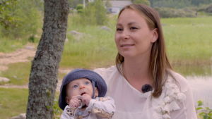 När Jonna Jantunen förlorade sin första son Toivo i ett missfall planterade hennes pappa ett träd på familjens sommarstuga, till Toivos minne. Hon vill att Leo, som föddes två år senare, ska känna till sin storebror och alltid räkna honom som en del i familjen. Både Jonna och Leo medverkar i programmet "Sorgen efter våra avlidna änglabarn". Jonna Jantunen sitter med sonen Leo i famnen