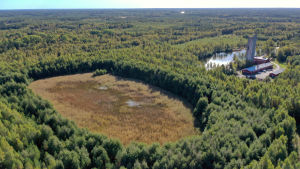 På det sex hektar stora området med anrikningssand finns en försumpad damm. Korsnäsin entisenkaivoksen jätealue ilmasta