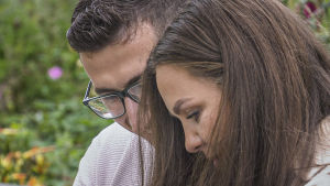Paret Hajdinis tid går till Noel, men också till de två äldre barnen. bild på Miranda Hajdini och Besnik Hajdini
