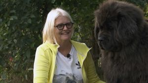 Juanita Blåfield har två hundar, utöver hönsen, sköldpaddorna och igelkotten. En leende kvinna och en hund.