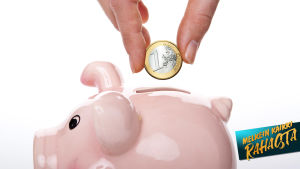 Käsi laittaa rahaa säästöpossuun.