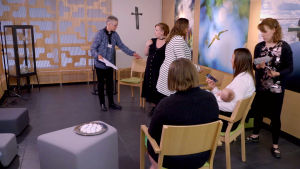 "Som människa förväntas man vara så förnuftig", säger Rose-Maj Friman. "Men vad är förnuft då? Att man inte känner något alls och bara fortsätter livet som vanligt?" Här ska minnesstunden för de dödfödda barnen så småningom börja. Sex personer förbereder en stilla stund