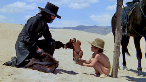 El Topo: Alejandro ja Brontis Jodorowsky. Mies mustissaan ja alaston pikkupoika autiomaassa. Kuva elokuvasta El Topo.