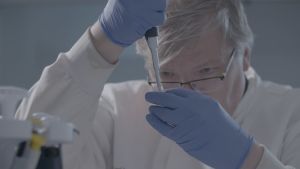 DNA-tutkija ja molekyylibiologi Jari Louhelainen laboratoriossa. DNA-tutkija ja molekyylibiologi Jari Louhelainen tutkii näytettä laboratoriossa.