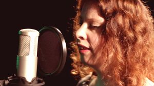 Mariah Hortans visste som femåring att hon ville bli musiker sångaren Mariah Hortans vid en mikrofon