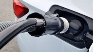 En del av EU-pengarna kan gå till att främja biogasproduktionen. Gasdriven bil tankas.