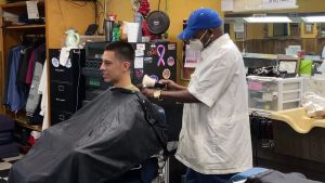 Joseph Smith hör till de svarta i North Carolina som har röstat på Joe Biden. Barbershop i Raleigh North Carolina
