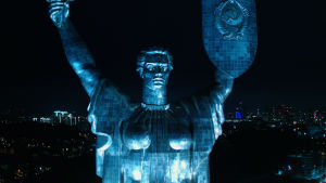 Den utdragna konflikten i Ukraina gav Internet Research Agency möjligheten att slipa sina metoder för informationspåverkan på sociala medier. På bilden syns Moderlandsmonumentet i Kiev. Ett metallfärgat sovjetiskt monument om natten upplyst underifrån. I bakgrunden syns stadsljus.
