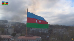 Azerbajdzjans flagga vajar över staden Sjusja. Bilden är från en video som publicerades på det azeriska försvarsministeriets webbplats på måndagen. Azerbajdzjans flagga vajar över staden Sjusja. Bilden är från en video som publicerades på det azeriska försvarsministeriets webbplats på måndagen.