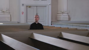Församlingspastorn Jimmy Österbacka saknar sina medlemmar i kyrkbänkarna. Jimmy Österbacka i kyrkan