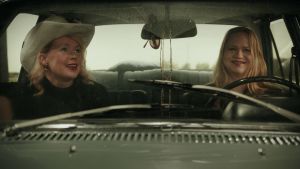 Elina Hirvonen ja Anu Silfverberg istuvat autossa studiossa, Thelma & Louise -elokuvan hengessä.