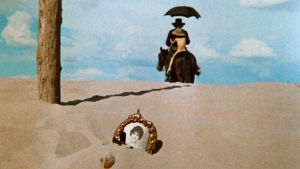Mies ja poika loittonevat hevosen selässä aavikolla. Kuva elokuvasta El Topo.