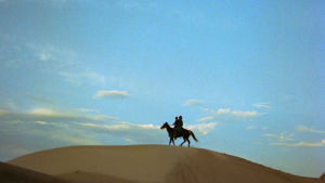 Ratsastaja kaukaisuudessa. Kuva elokuvasta El Topo.