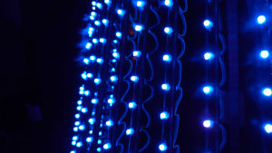 Led-lampor är populära för både inomhus- och utomhusbruk. Blå julljus som lyser.