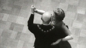 Prseidenttipari Kekkonen tanssin pyörteissä Linnan juhlissa 1959.