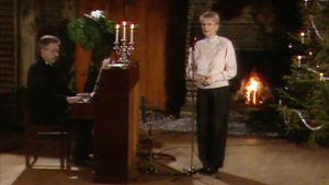 Katri Helena laulaa Kukkokiekuu-ohjelmassa. Jani Uhlenius säestää pianolla.